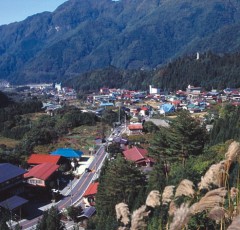 新平湯温泉の街並み