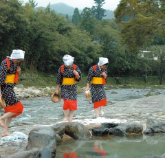 奥津温泉の奇習「足踏せんたく」