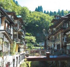 銀山温泉の温泉街（夏）