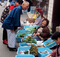 肘折温泉街で開かれる朝市