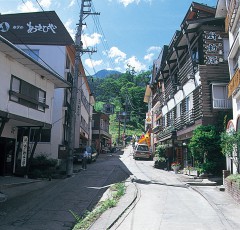 燕温泉の温泉街