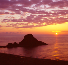由良海岸と白山島の夕景